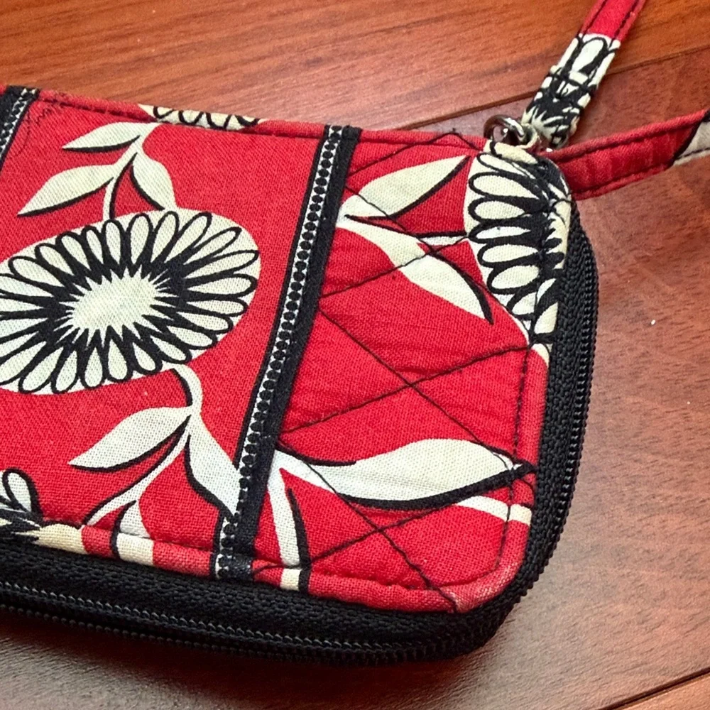 Vera Bradley disco Daisy - Red and White Floral Wristlet and Lanyard
